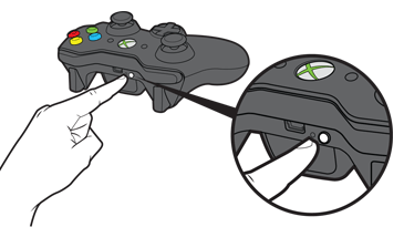 Указательный палец нажимает кнопку подключения на передней поверхности геймпада Xbox 360.